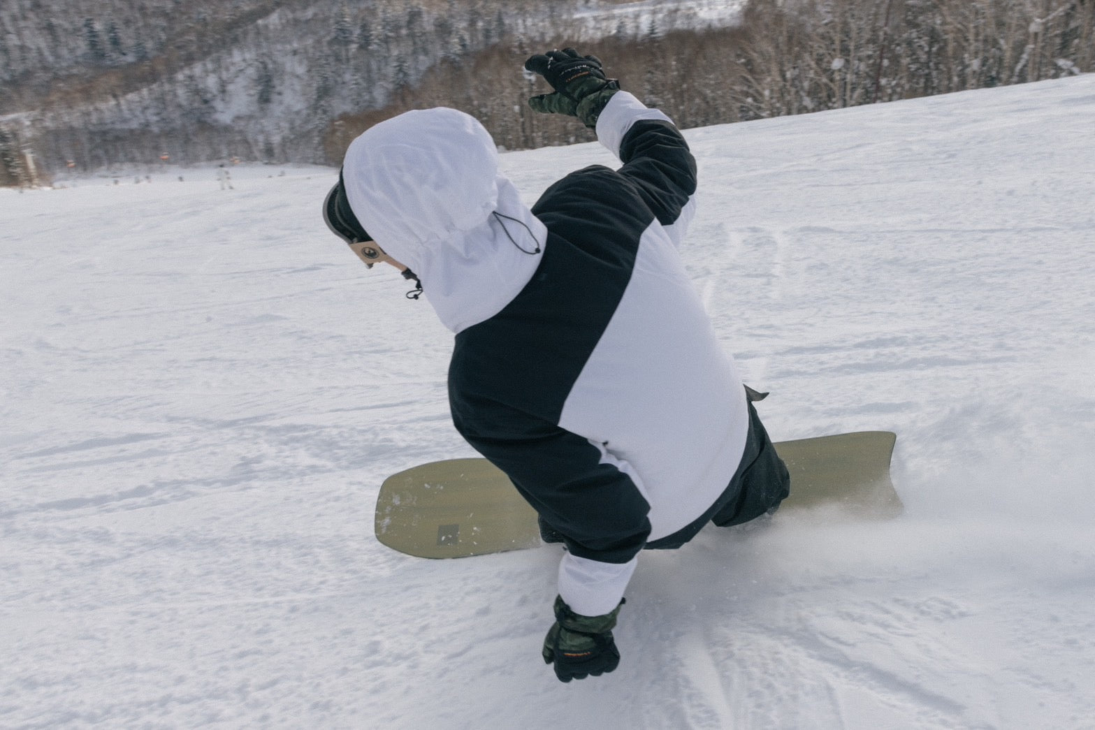 パウダーボードは圧雪でも使えるのか？1本で両方楽しむ選び方